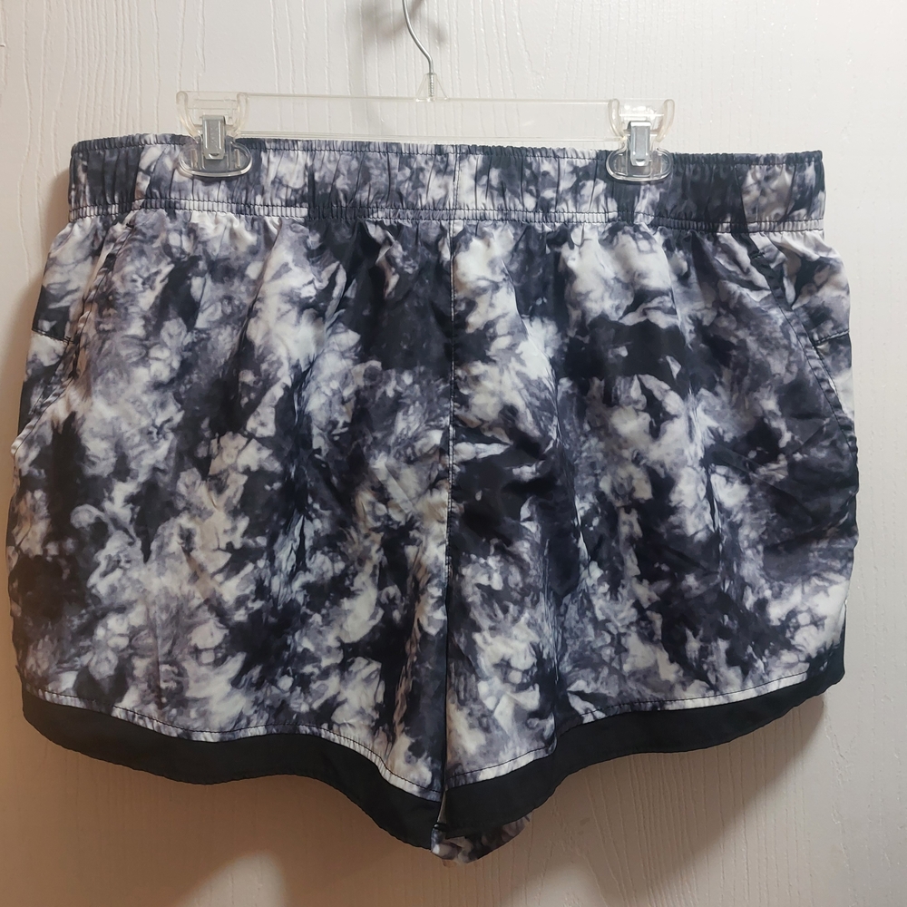 Athletic Works Women's Black and White  Workout Shorts Size XXL